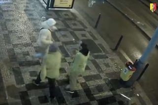 Kamera zachytila drsné napadení mladíka na ulici v Praze, policie útočníky hledá - Novinky